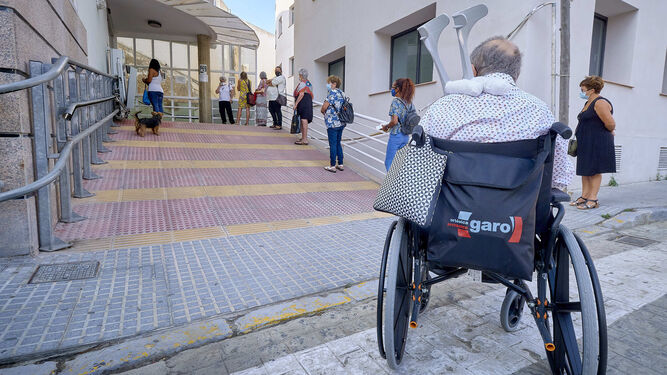 Colas en la puerta del centro de salud  del Olivillo de Cádiz en octubre del año pasado.