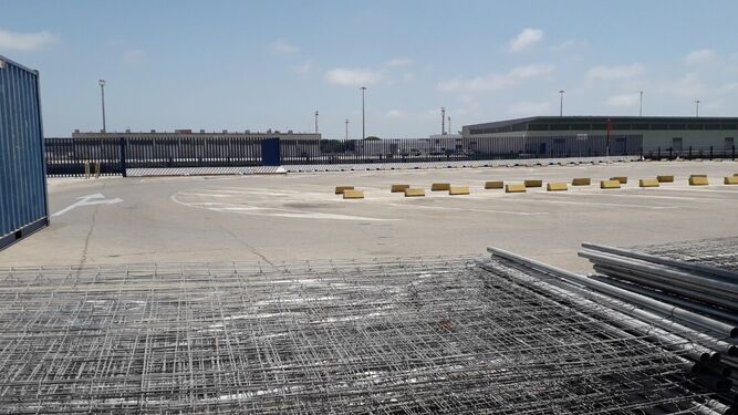 El parking de Bajamar 2 llevaba ya varios días cerrado y vacío, en pleno mes de julio.