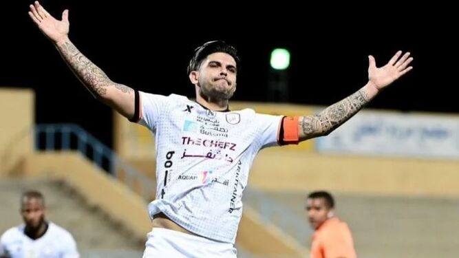 Éver Banega celebra un tanto con el Al Shabal FC