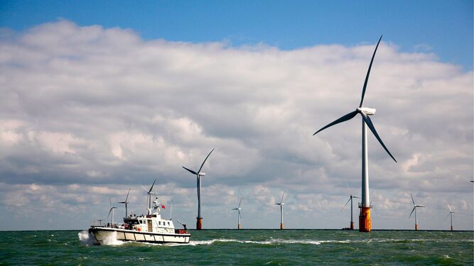 En la imagen, uno de los mayores parques eólicos  marinos del mundo en la costa del sudeste de Inglaterra.