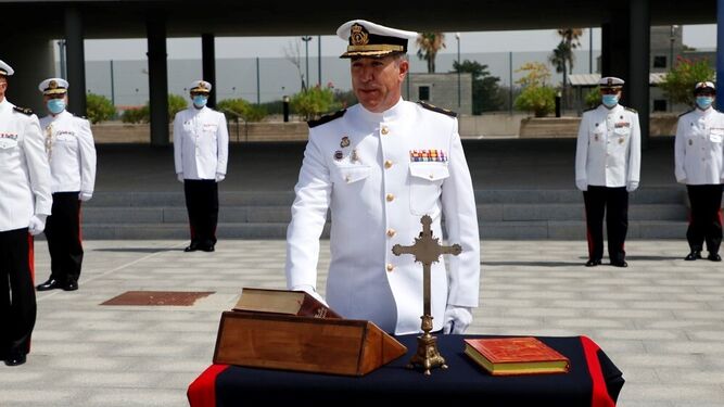 Momento en el que el teniente coronel Alejandro Humanes Laplaza jura el cargo como Jefe de Estado Mayor del Cuartel General de la Fuerza de Infantería de Marina.