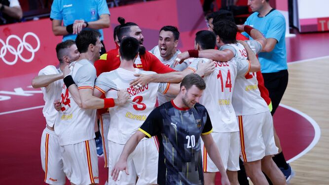 Los jugadores de la selección española celebran el triunfo contra Alemania.