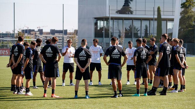Raúl dirige un entrenamiento del Castilla.