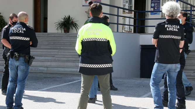 Agentes de la Policía Local de El Puerto de Santa María, con pantalones de paisano en el patio de la Jefatura.