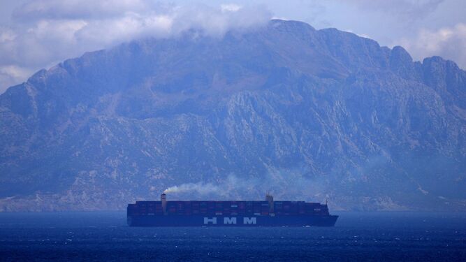 El 'HMM Algeciras', el pasado año a su paso por el Estrecho.