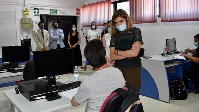 La consejera de Empleo, Rocío Blanco , en su visita al Centro de Formación Profesional para el Empleo de Linares