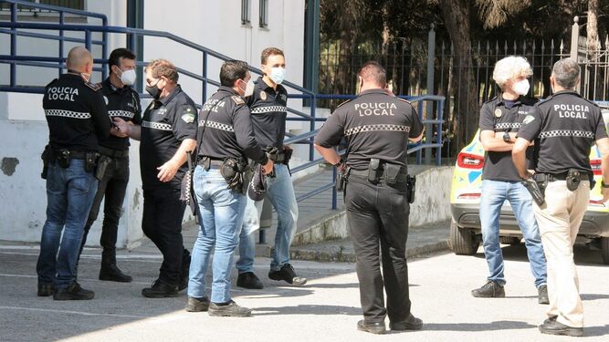 Agentes de la Policía Local, en la puerta de la Jefatura, ataviados con pantalones de paisano.