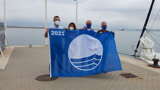 Los responsables municipales y de Marina Alcaidesa muestran la bandera azul.