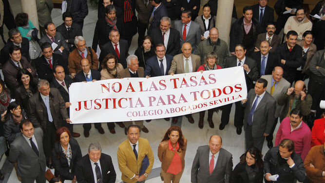 Protesta contra  las tasas  en 2012 en el Colegio de Abogados de Sevilla
