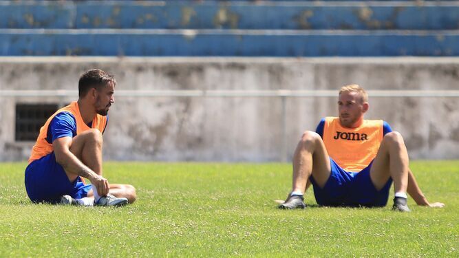 Joe (d) charla con Carlos Calvo durante un entrenamiento del Xerez Deportivo