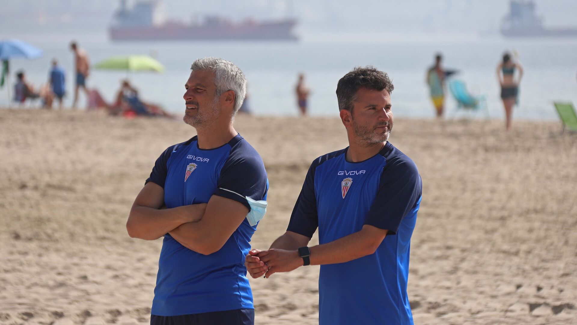 Fotos del entrenamiento del Algeciras CF en la playa de El Rinconcillo