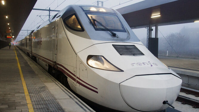 Un tren AVE que cubre la línea entre Sevilla y Madrid.