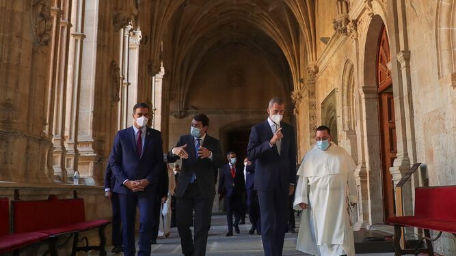 Pedro Sánchez, Alfonso Fernández-Mañueco y Felipe VI, acompañado por uno de los monjes del Convento de San Esteban, que albergó la reunión.