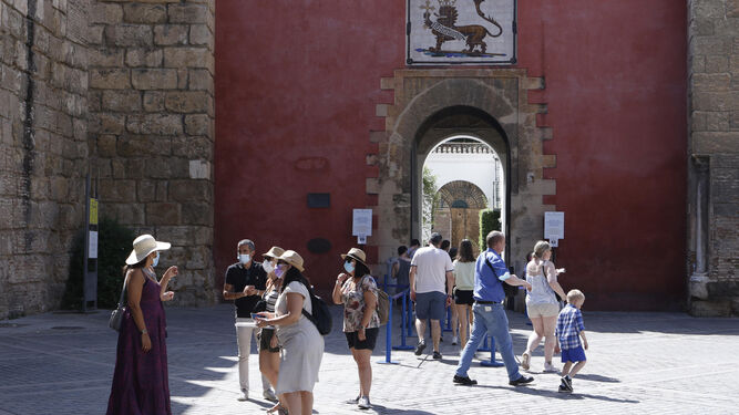 Los turistas aguardan ante la Puerta del León para acceder al Real Alcázar.