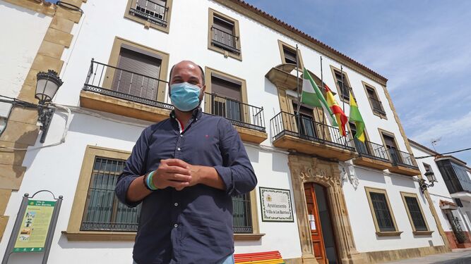 El alcalde de Los Barrios, Miguel Alconchel, delante del Ayuntamiento.
