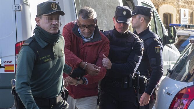 Uno de los detenidos por el crimen entrando en la Audiencia de Cádiz para ser juzgado.