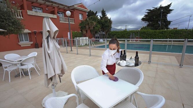 Una empleada, en la terraza del Hotel Alborán de Algeciras.