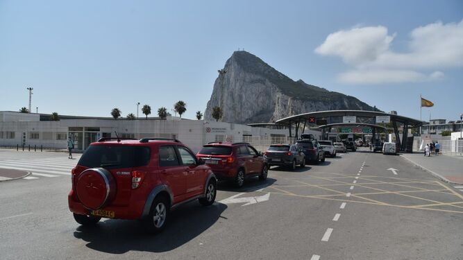 Varios vehículos hacen cola para entrar en Gibraltar.