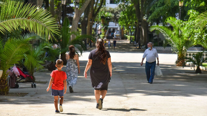 Varias personas pasean por el parque María Cristina de Algeciras.