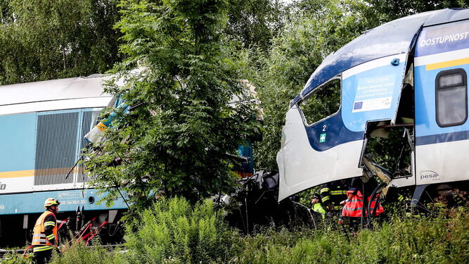 Al menos dos muertos y decenas de heridos en choque de trenes en Chequia