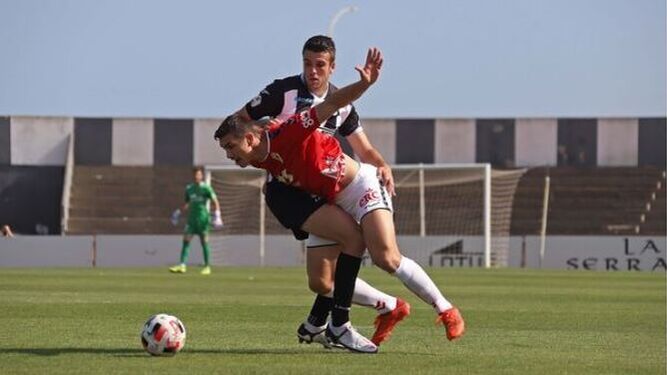 Fabrizio Danese pugna con un rival en el Balona-Real Murcia de la temporada pasada