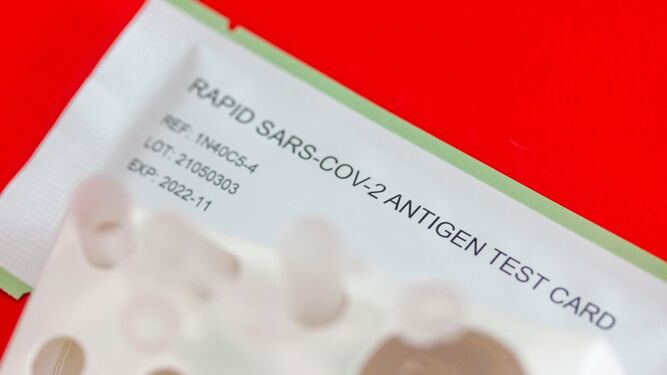 Test rápidos de antígenos en una farmacia gaditana.