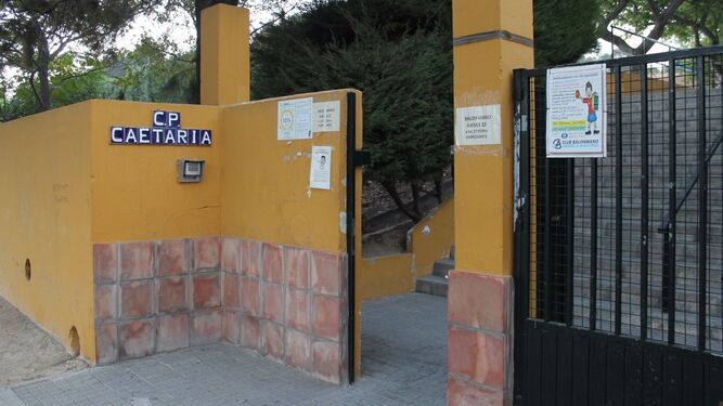Entrada al CEIP Caetaria de Algeciras, uno de los centros en los que se harán obras de mejora.