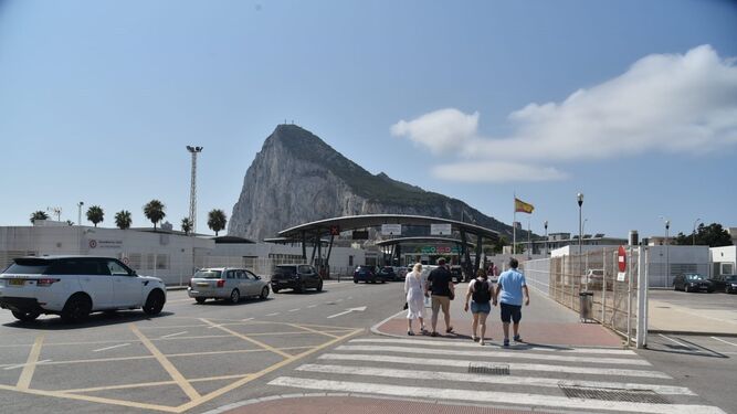 Un grupo de personas camina hacia Gibraltar.