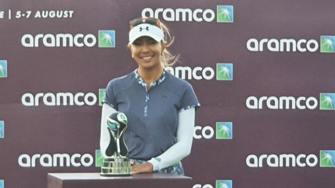 La estadounidense Alison Lee, con su trofeo en La Reserva.