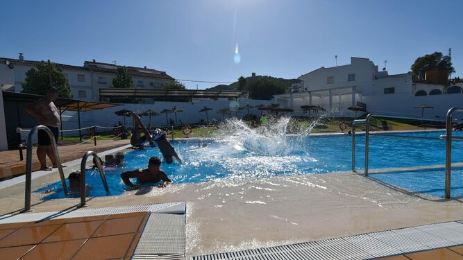 Jóvenes juegan en la piscina de Jimena, la pasada semana