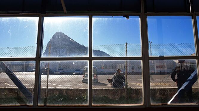 El Peñón de Gibraltar, desde la parada de taxis de la frontera.