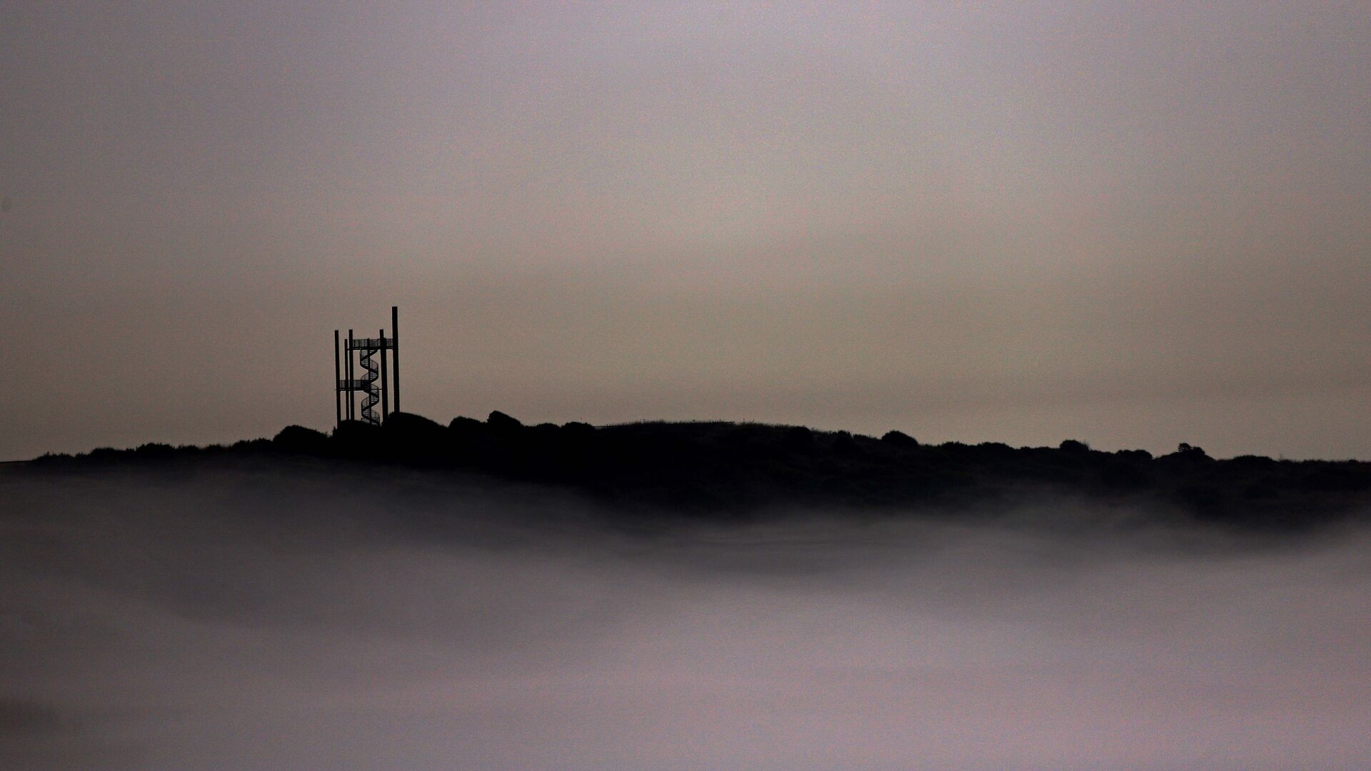 La niebla se traga la playa de Getares en Algeciras