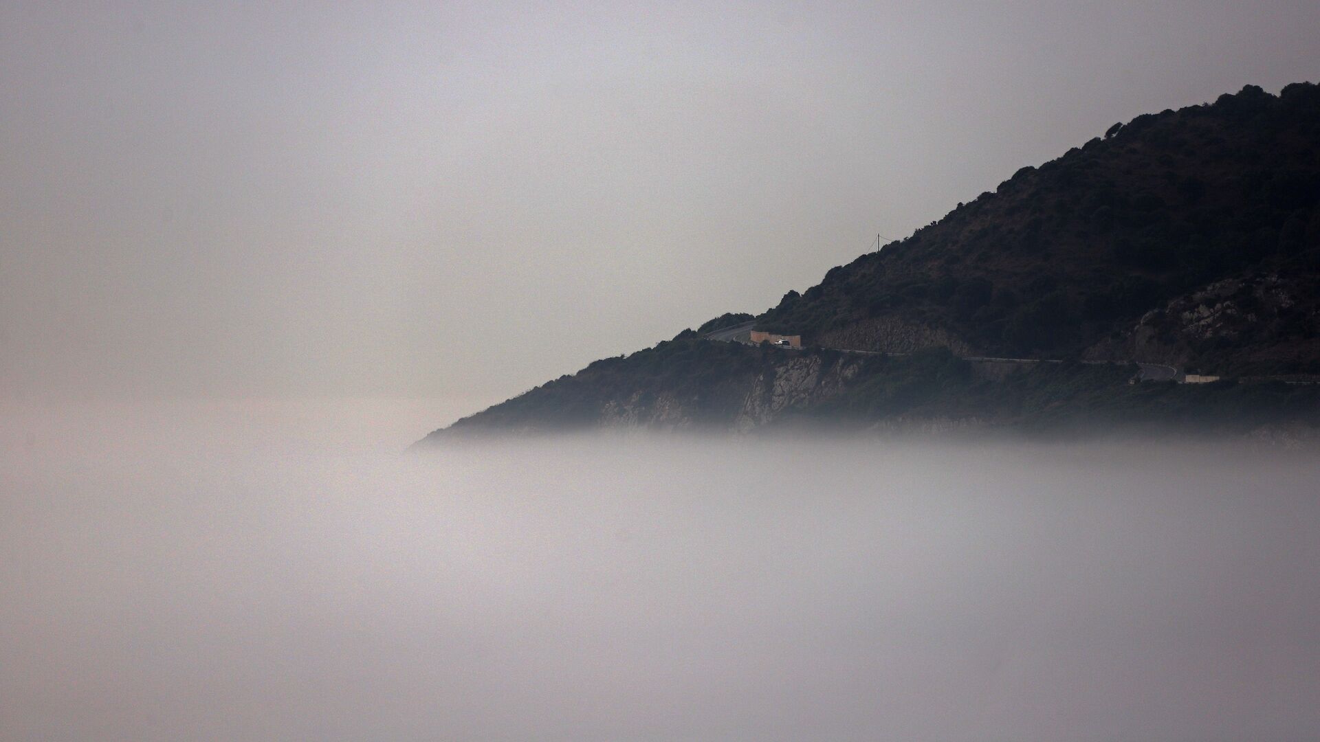La niebla se traga la playa de Getares en Algeciras