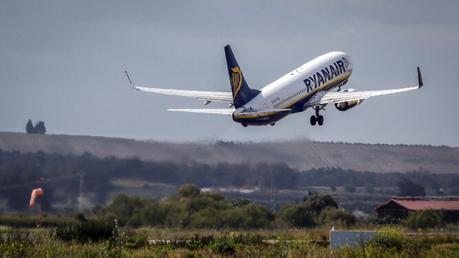 Un avión de Ryanair despegando de Jerez.