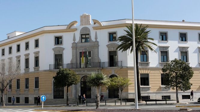 Acceso principal a la Audiencia de Cádiz.