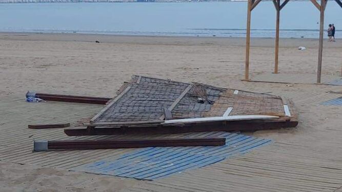Así han amanecido las zonas de sombra en la playa de Valdelagrana.