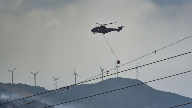 Uno de los helicópteros implicados en las tareas de extinción.