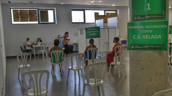 Varias personas esperan tras ser vacunadas este miércoles en La Línea.