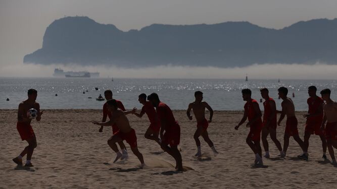 Un entrenamiento del Algeciras CF este verano en la playa de El Rinconcillo.