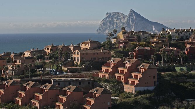 Vista de la urbanización linense de La Alcaidesa con Gibraltar al fondo.