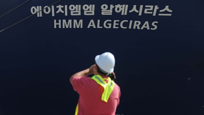 El mayor portacontenedores del mundo, el 'HMM Algeciras', durante su estancia en el Puerto.