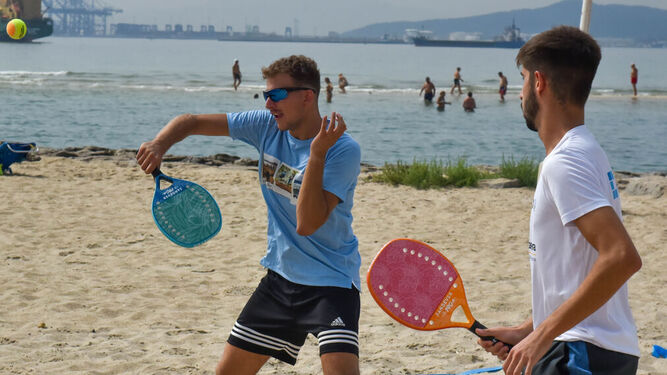 Una de las parejas participantes en el torneo de tenis-playa de Palmones