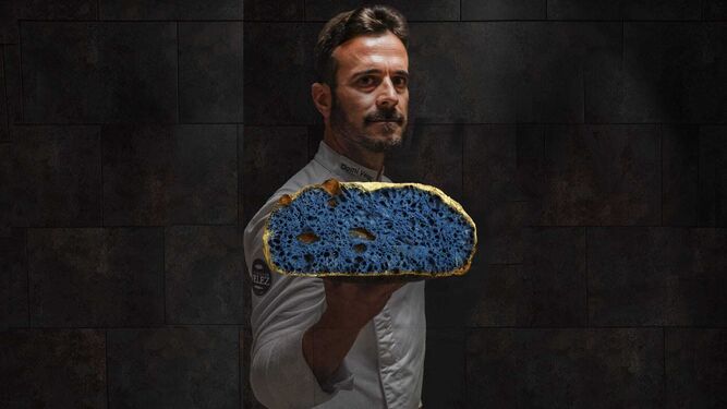 El lebrijano Domi Vélez con uno de sus originales panes.