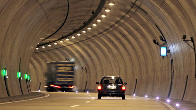 Vehículos atravesando uno de los túneles que hay en las carreteras españolas