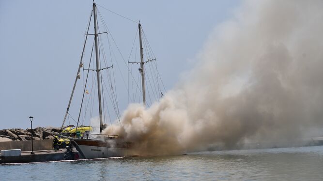 El velero incendiado en el Puerto de Sotogrande.