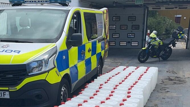 Los bidones de combustible incautados por la Royal Police.