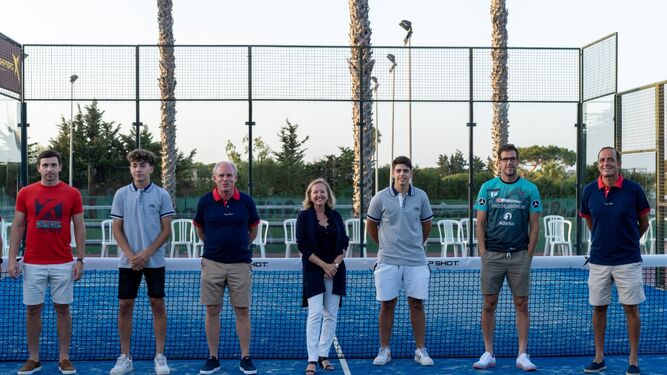 Nadia Calviño, junto a los gerentes del Club La Barrosa y los cuatro jugadores profesionales del World Pádel Tour
