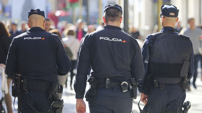 Agentes de la Policía Nacional patrullan las calles.