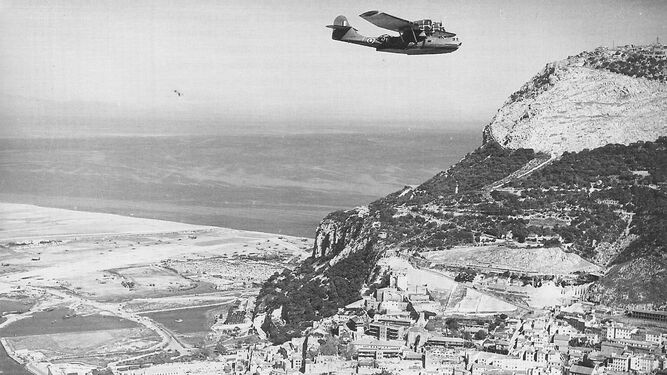 Un avión vuela por el frente norte del Peñón en 1942.