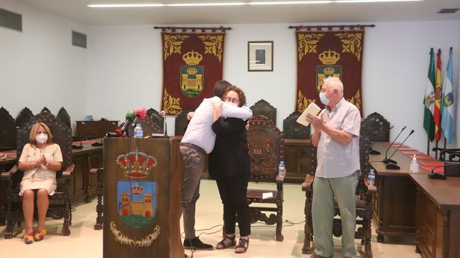 Juan Franco abraza a María Bueno durante el acto.